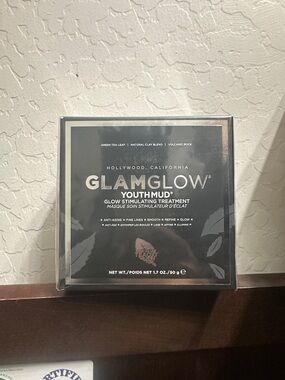 GLAMGLOW Youthmud Glow Stimulating Treatment - Black and Silver Packaging